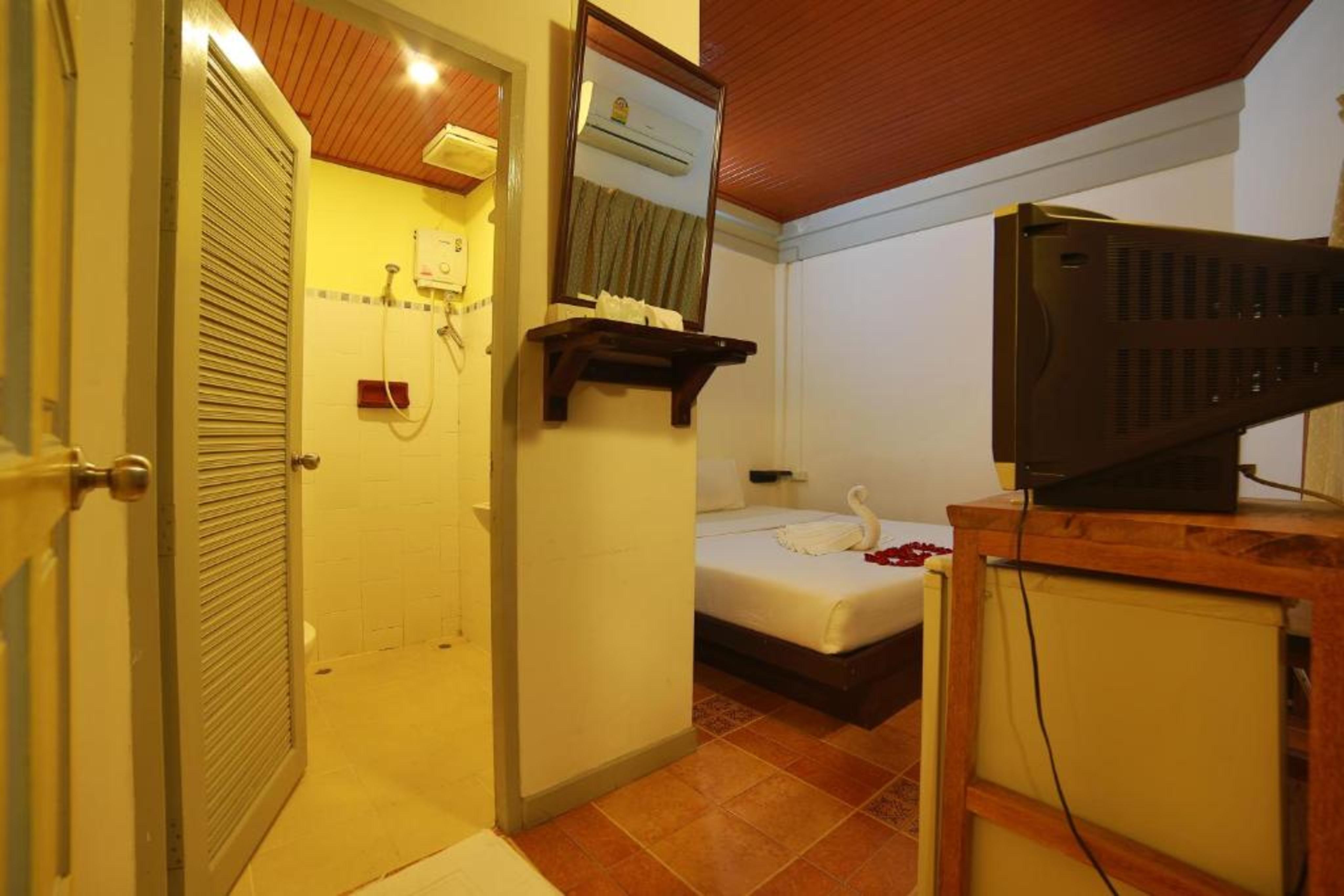 Relax Guesthouse Patong Exterior foto